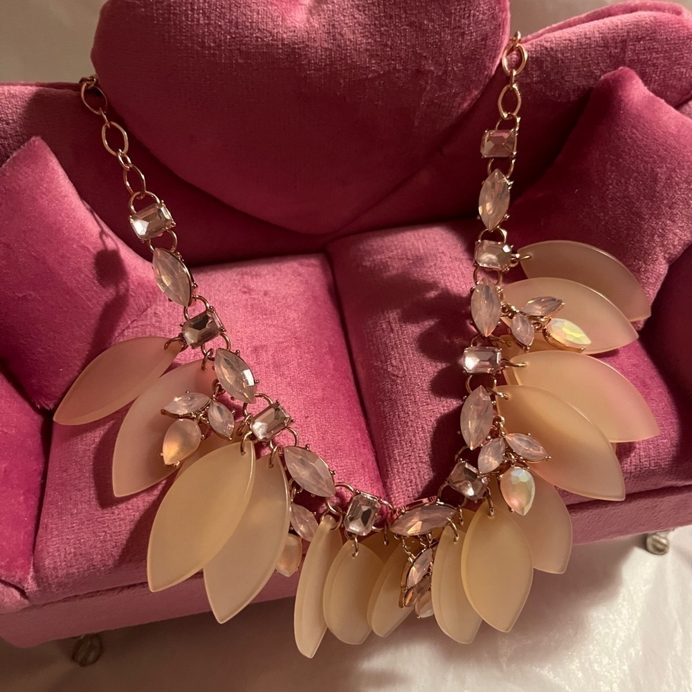 NWOT Leaf necklace neutral
